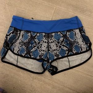 Lululemon Speed Up shorts 2.5” size 6 blue snakeskin print